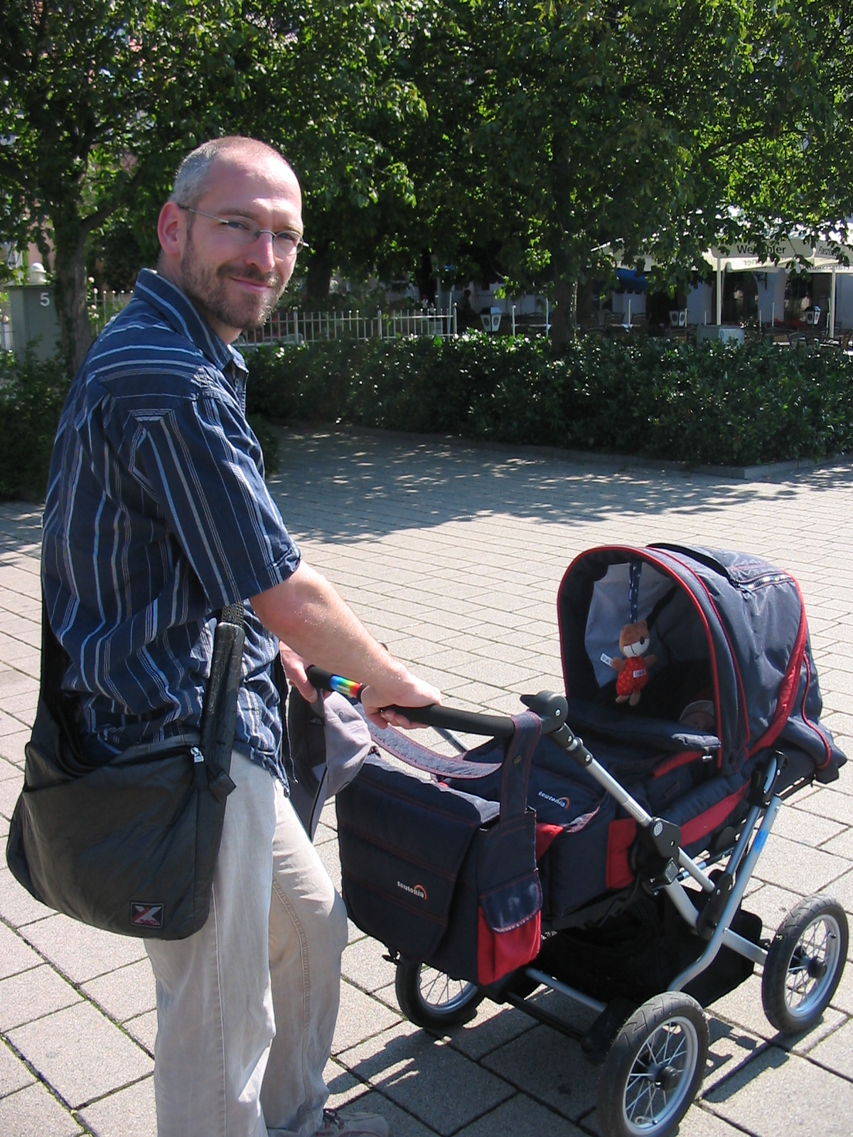 Uferpromenade Überlingen mit Vater, Kinderwagen und Nele